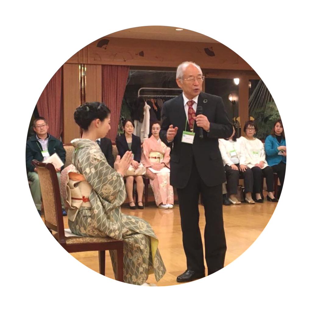hiroshi doi sensei ofreciendo reiju, imagen para artículo de blog ¿qué es reiki?