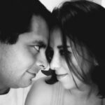 selfie hombre con mujer mirandose a los ojos en blanco y negro, testimonio de cursos online