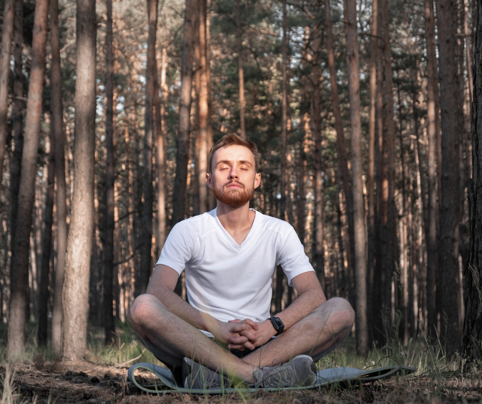 hombre meditando en el bosque articulo para genki terapias beneficios del reiki