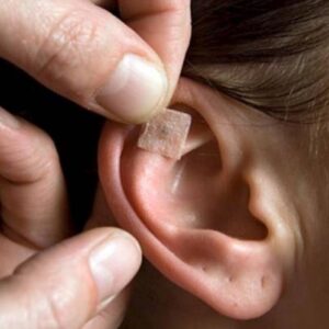 auriculoterapia imagen de oreja y parche primer plano