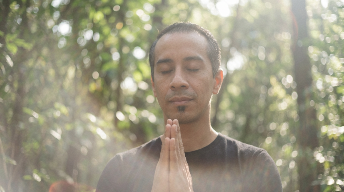 hombre en postura de rezo en la naturaleza